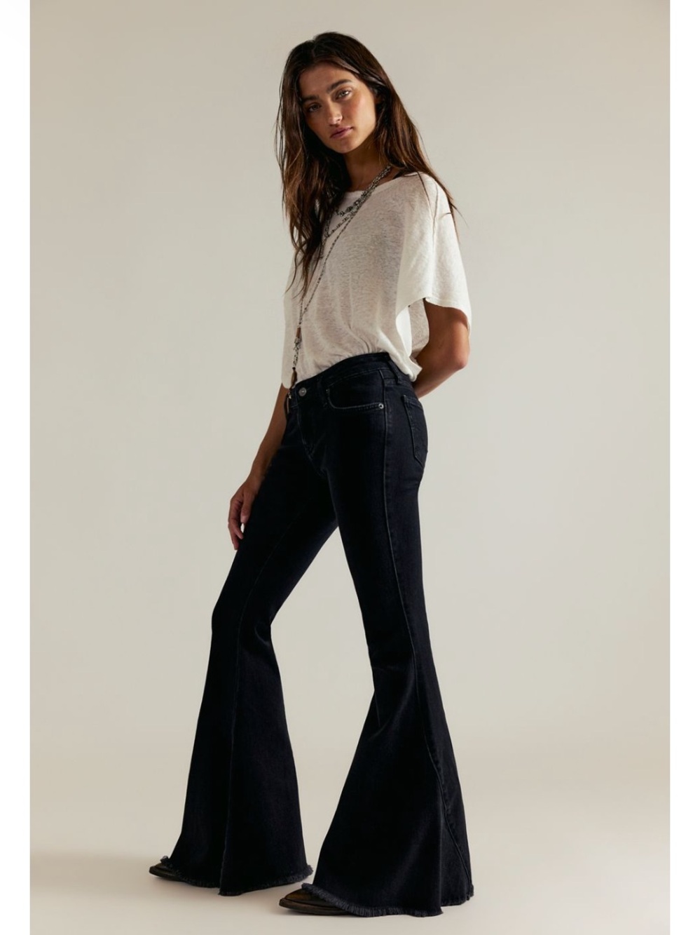 36. We The Free Emre Low-Rise
Flare Jeans 26 & 27 - Picture 2 of 16